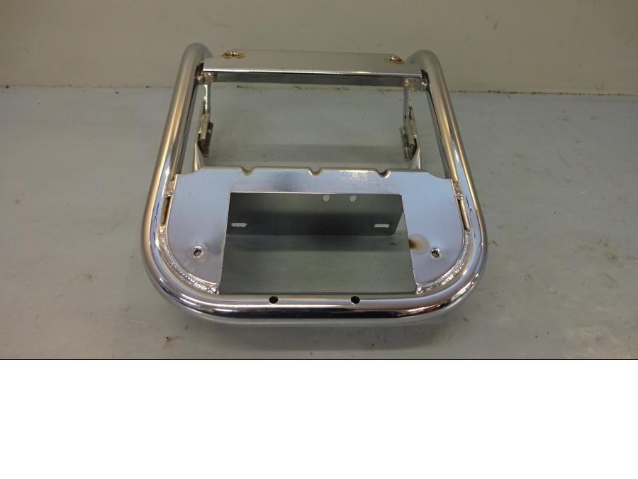 Höger sida på Pakethållare från en H-D Harley diverse -2010 motorcykel.