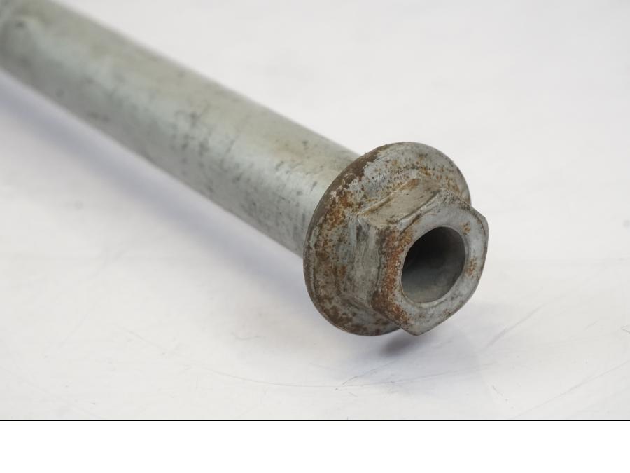 Höger sida på Axel från en Honda NT 700 -2008 motorcykel.