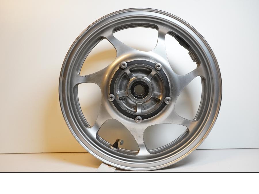 Framsidan på Fälg från en Kawasaki VN 2000 -2006 motorcykel.