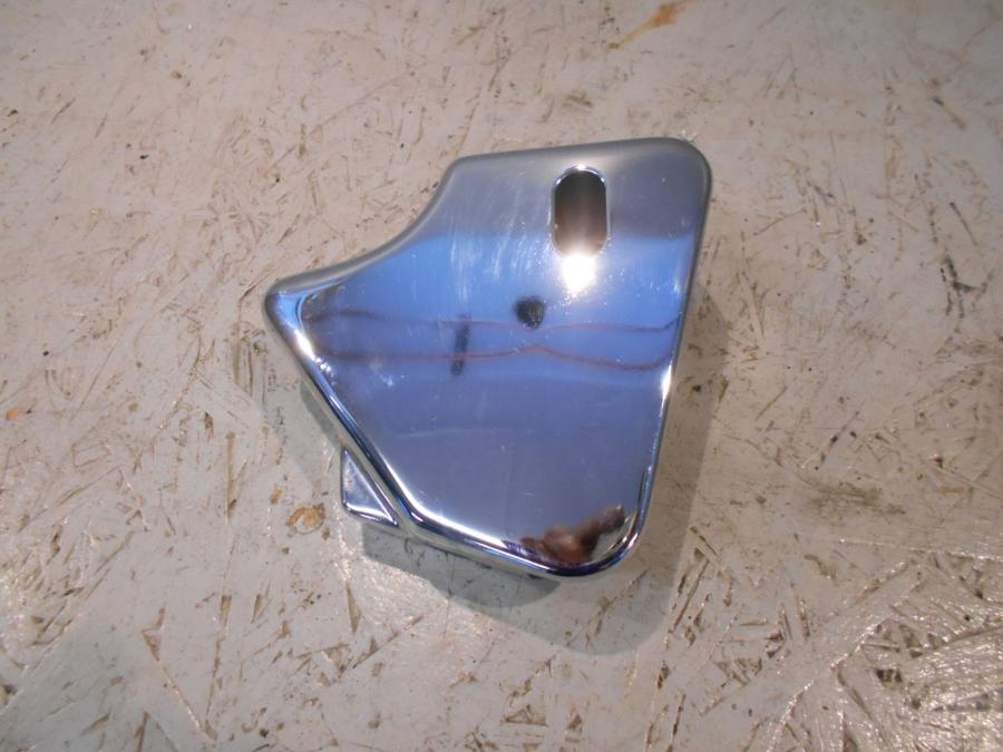 Framsidan på Bromsvätskebehållarkåpa från en Suzuki VS 1400 -1998 motorcykel.