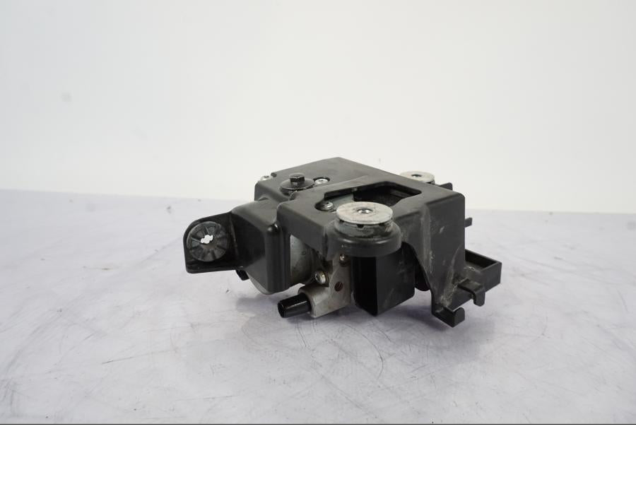 Snett nerifrån på ABS Modulator från en Honda CRF 1000 Africa Twin -2016 motorcykel.