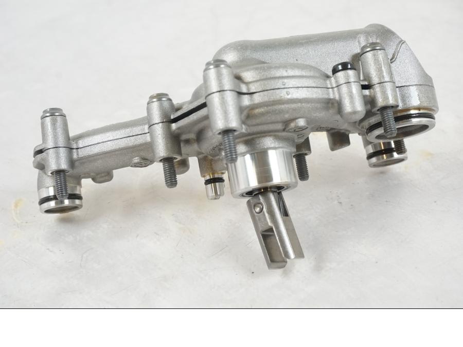 Höger sida på Vattenpump från en BMW R 1250 GS -2021 motorcykel.