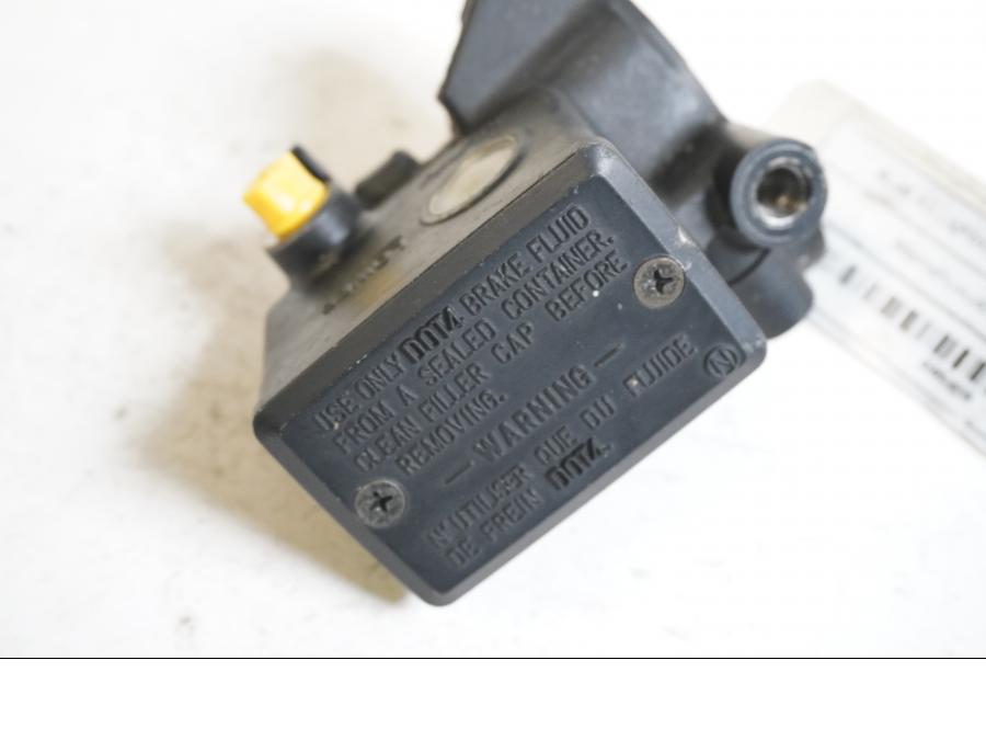 Baksidan på Bromshuvudcylinder från en Buell X1 Lightning -2002 motorcykel.