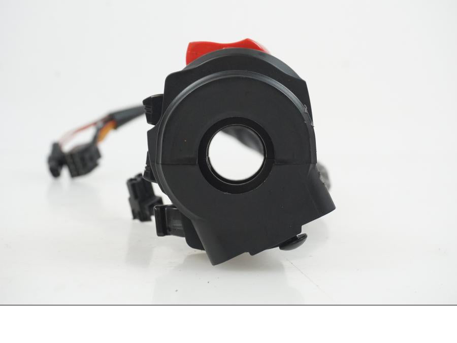 Snett nerifrån på Styrelreglage från en Suzuki GSX-R 750 -2009 motorcykel.