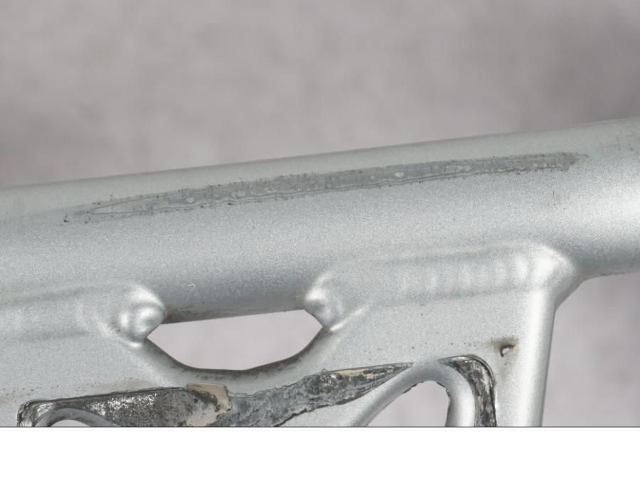 Snett nerifrån på Vindrutefäste från en BMW R 1200 GS -2005 motorcykel.