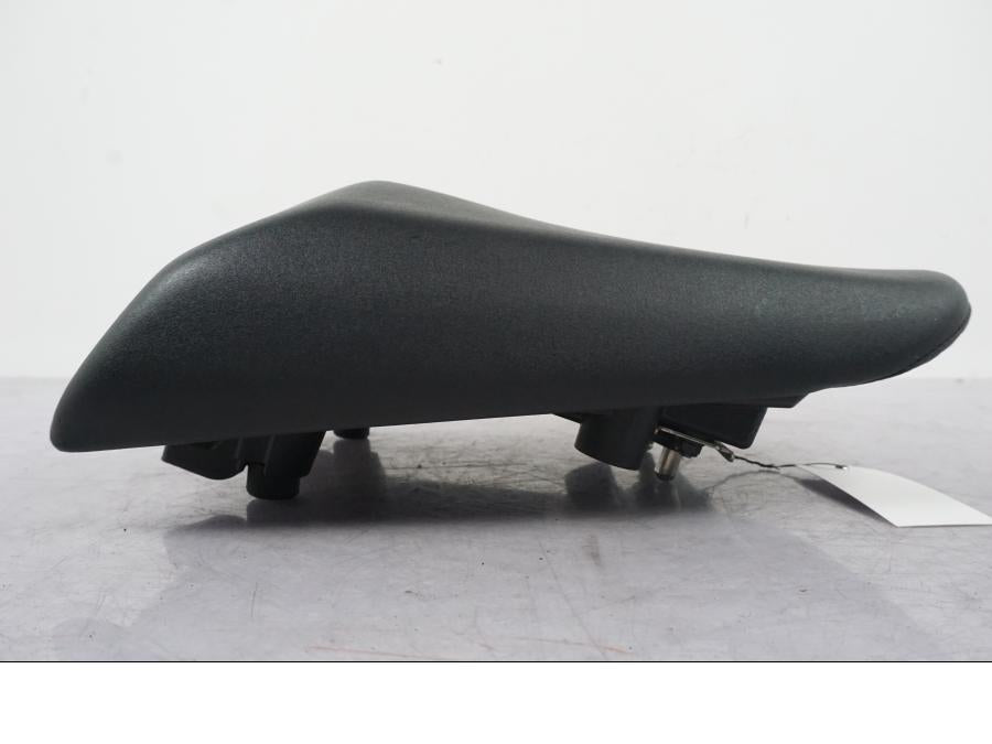 Snett nerifrån på Sadel från en Suzuki GSF 1250 -2010 motorcykel.