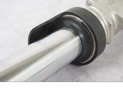 Snett uppifrån på Gaffelben från en Honda CBR 1000 F -1999 motorcykel.