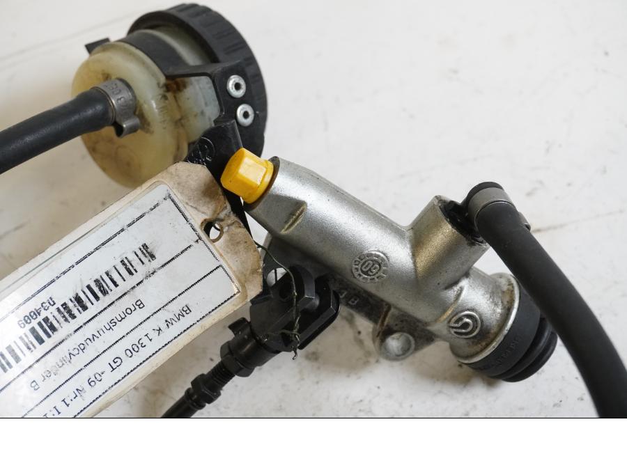 Baksidan på Bromshuvudcylinder från en BMW K 1300 GT -2009 motorcykel.