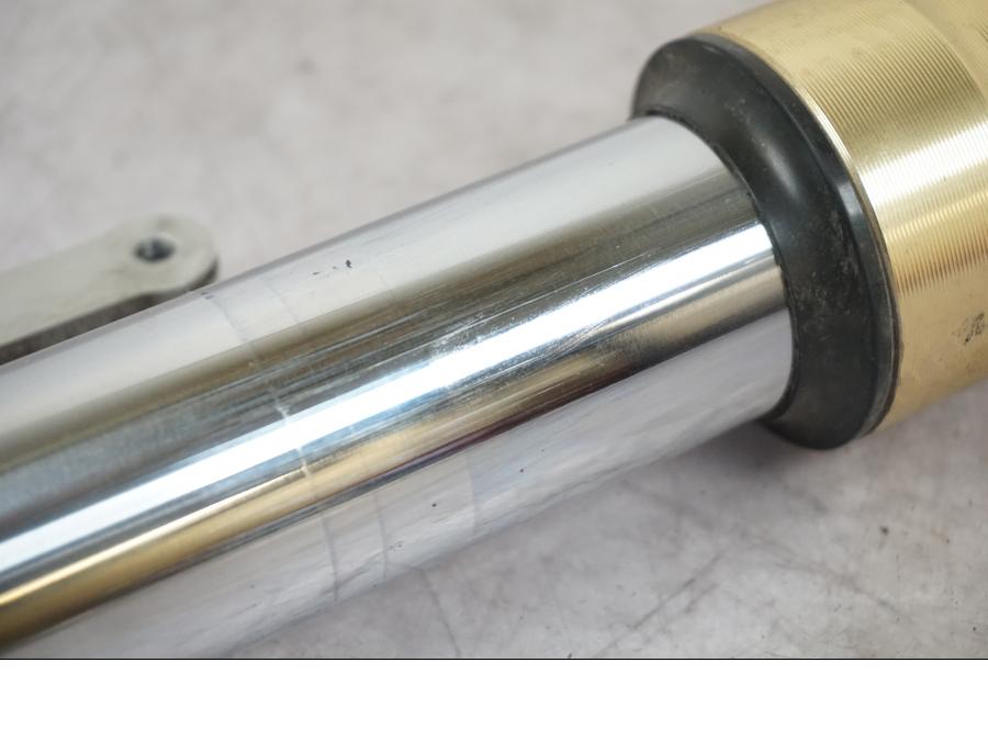 Vänster sida på Gaffelben från en Triumph Tiger -2009 motorcykel.