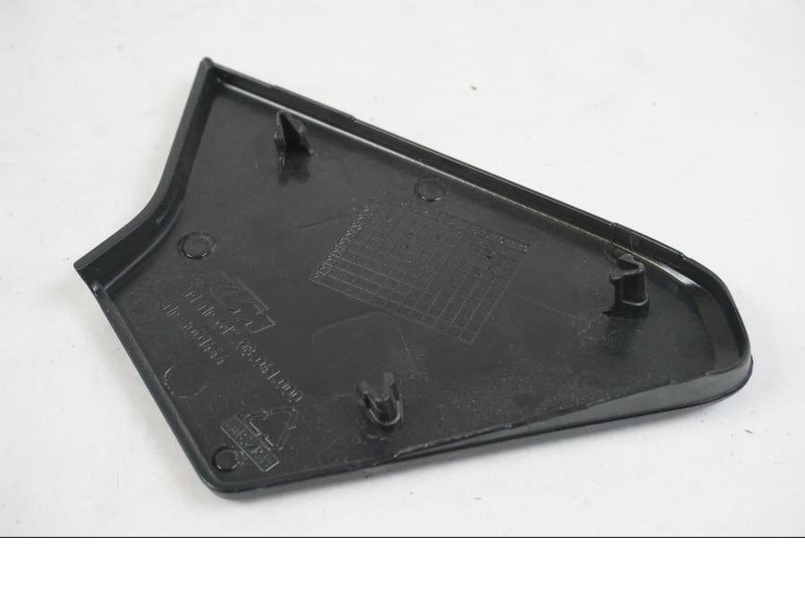 Baksidan på Sidopanel från en KTM 1290 Super Duke R -2022 motorcykel.