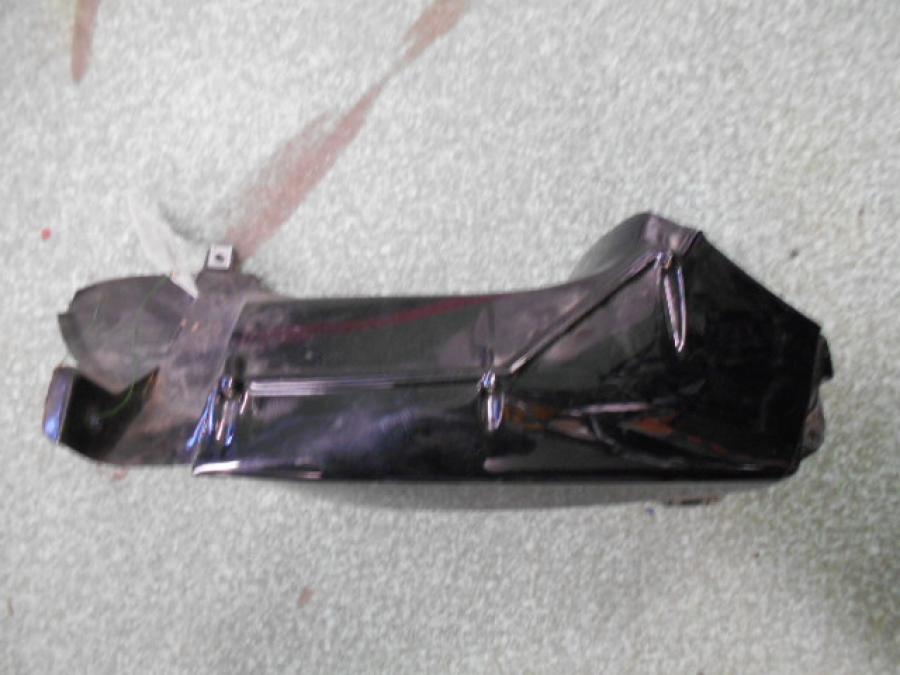 Baksidan på Luftrör från en Aprilia RSV 1000 -2003 motorcykel.