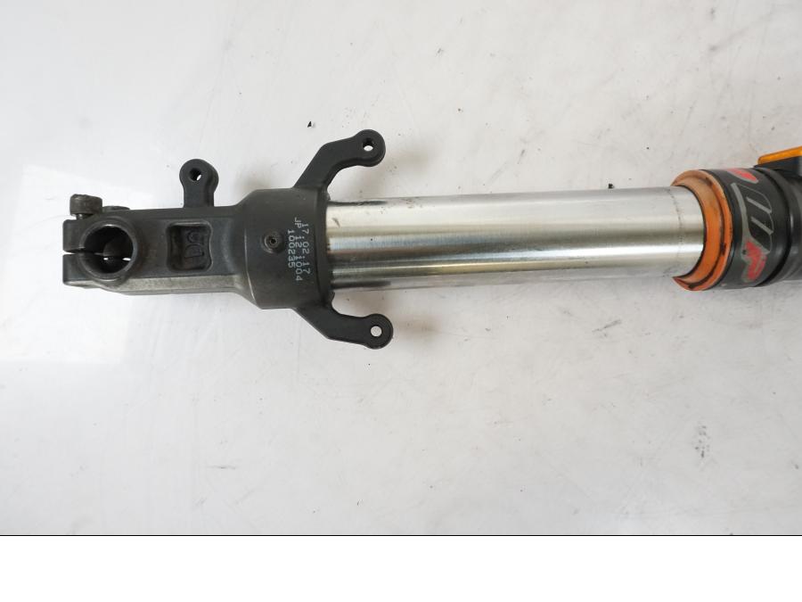 Vänster sida på Gaffelben från en KTM 125 Duke -2017 motorcykel.