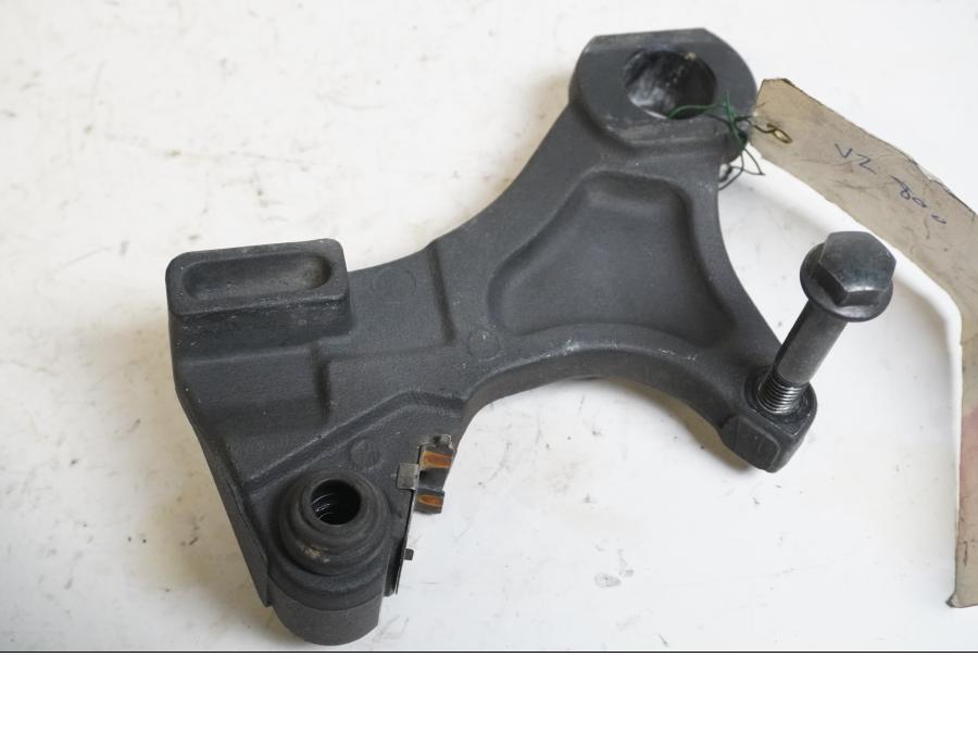 Framsidan på Bromsoksfäste från en Triumph Street Triple -2009 motorcykel.