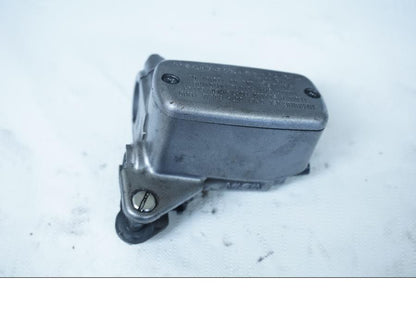 Framsidan på Bromshuvudcylinder från en Honda VFR 750 -1992 motorcykel.