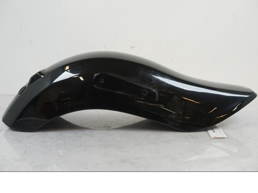 Baksidan på <p>Bakskärm från Suzuki VZ 1600 2004.</p>

<p>Mindre lackskador finns se bilder.</p> motorcykel.