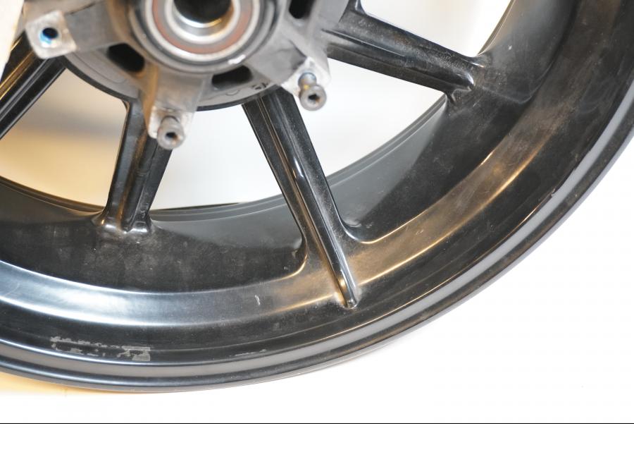 Extrabild2 på Fälg från en Ducati Scrambler 800 -2016 motorcykel.