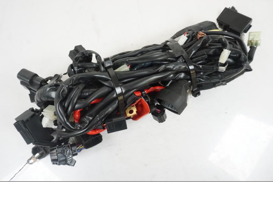 Snett nerifrån på Kabelstam från en Yamaha MT-07 -2019 motorcykel.