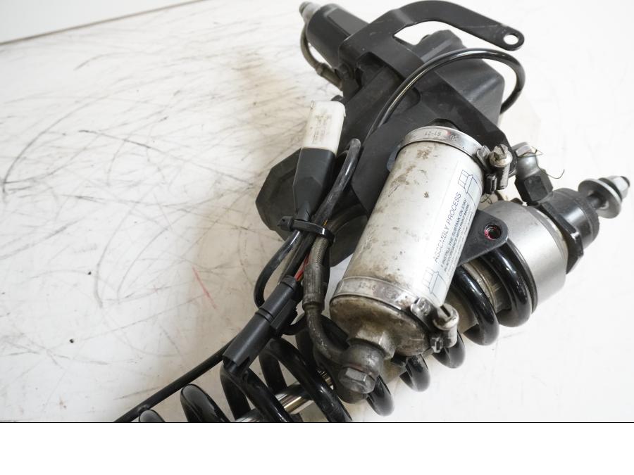 Snett nerifrån på Stötdämpare ESA från en BMW R 1200 GSA -2008 motorcykel.