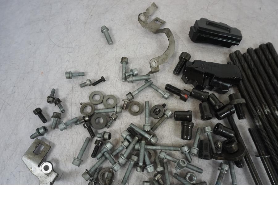 Höger sida på Skruv / Mutter etc från en BMW R 1200 GS -2010 motorcykel.