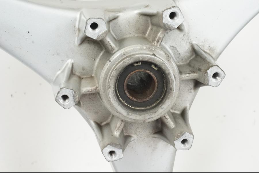 Baksidan på Fälg från en BMW K 1100 LT -1999 motorcykel.