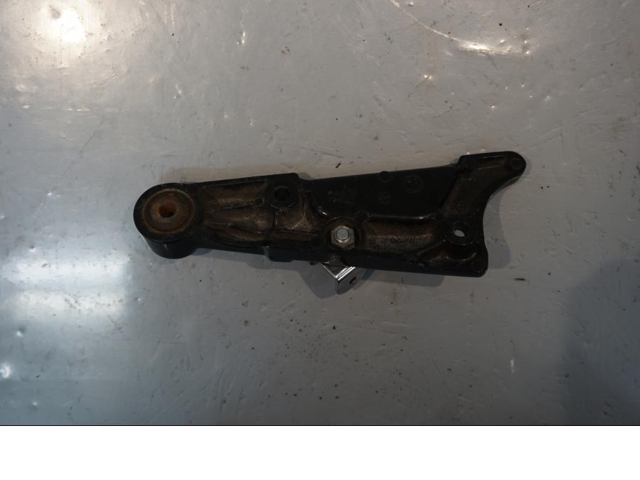 Baksidan på Fotpinnefäste från en Yamaha V-MAX 1200 -2001 motorcykel.