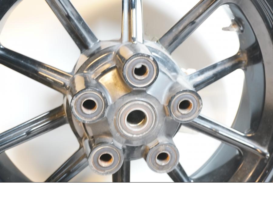 Baksidan på Fälg från en Ducati Scrambler 800 -2016 motorcykel.