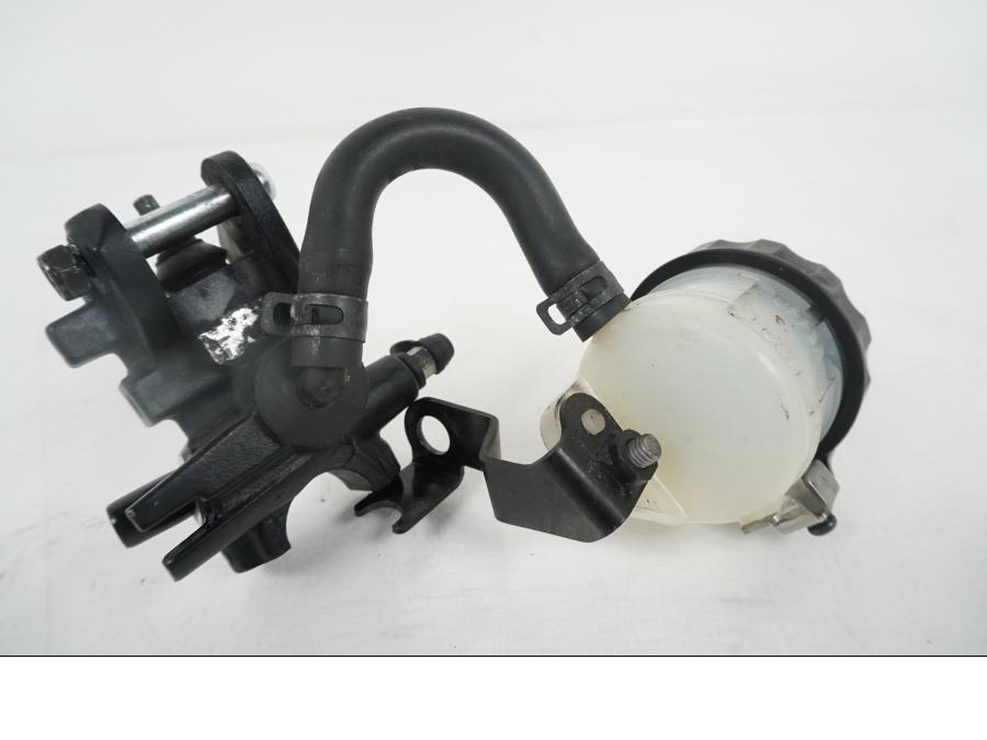 Vänster sida på Bromshuvudcylinder från en Triumph Speed Triple -2009 motorcykel.