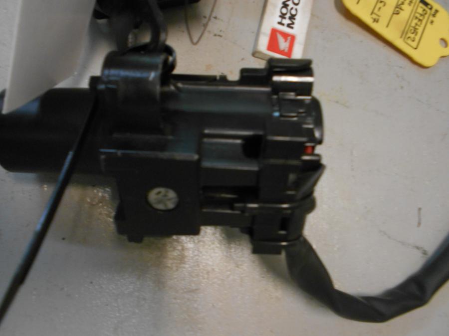 Baksidan på Låssats från en Honda NC 750 S -2017 motorcykel.