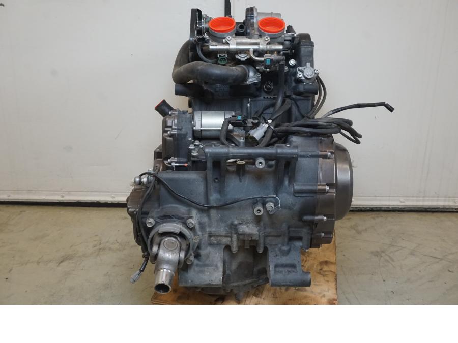 Snett uppifrån på <p>Motor från Yamaha XT 1200 Z ABS 2011.</p>

<p>Uppstartad och varmkörd utan anmärkningar.</p>

<p>Finns mindre slitage av lack, repor och ärgat se bilder.</p>

<p>Motornummer: P401E-008770.</p>

<p>Effekt: 80kw / 108hk.</p>

<p>Miltal: 2449 Mil.</p>

<p>Laddar: 14,2V.</p> motorcykel.