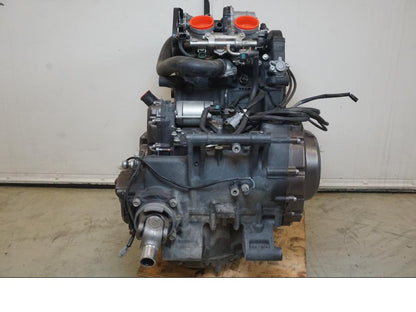 Snett uppifrån på <p>Motor från Yamaha XT 1200 Z ABS 2011.</p>

<p>Uppstartad och varmkörd utan anmärkningar.</p>

<p>Finns mindre slitage av lack, repor och ärgat se bilder.</p>

<p>Motornummer: P401E-008770.</p>

<p>Effekt: 80kw / 108hk.</p>

<p>Miltal: 2449 Mil.</p>

<p>Laddar: 14,2V.</p> motorcykel.