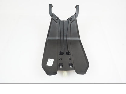 Snett nerifrån på Skylthållare från en KTM 890 Duke -2020 motorcykel.