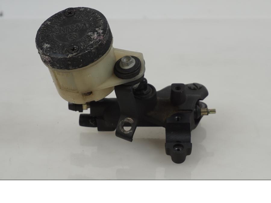 Baksidan på Bromshuvudcylinder från en Aprilia RSV 1000 -2003 motorcykel.