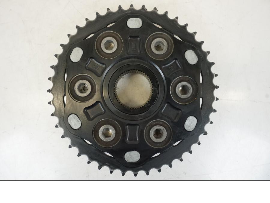 Framsidan på Drevfäste från en Triumph Speed Triple -2021 motorcykel.