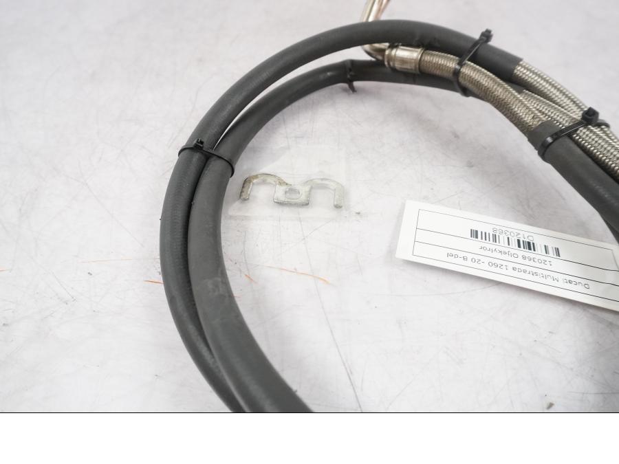 Vänster sida på Oljekylrör från en Ducati Multistrada 1260 -2020 motorcykel.