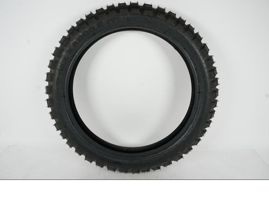 Framsidan på <p>Däck: Metzeler MCE Karoo 2(T).</p>

<p>Dimension: 110/80-19 M/C 59Q M S.</p>

<p>Tillv. 1811.</p>

<p>Mönsterdjup: 100 %.</p> motorcykel.