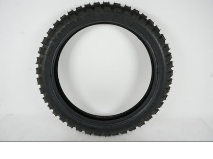 Framsidan på <p>Däck: Metzeler MCE Karoo 2(T).</p>

<p>Dimension: 110/80-19 M/C 59Q M S.</p>

<p>Tillv. 1811.</p>

<p>Mönsterdjup: 100 %.</p> motorcykel.