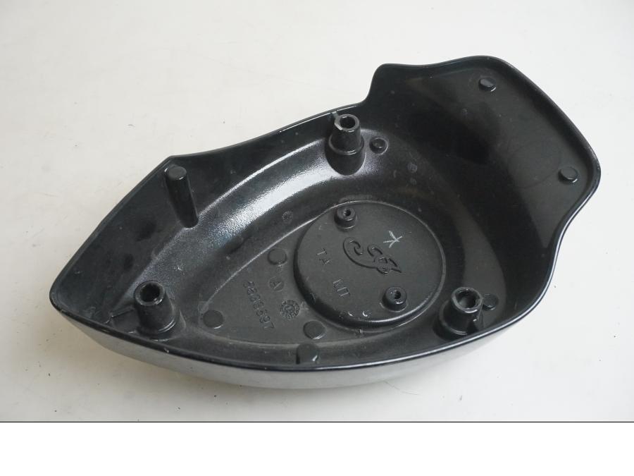 Vänster sida på Tändspole Kåpa från en Indian Chieftain Dark Horse -2019 motorcykel.