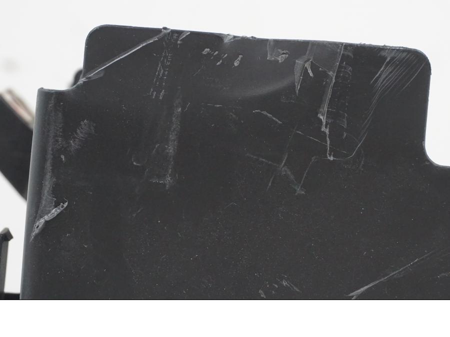 Höger sida på Batterihållare från en Yamaha YZF 1000 R1 -2007 motorcykel.