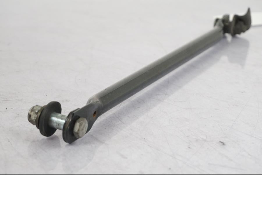 Höger sida på Parallellstag från en Suzuki VZ 800 -2000 motorcykel.