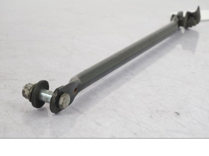 Höger sida på Parallellstag från en Suzuki VZ 800 -2000 motorcykel.