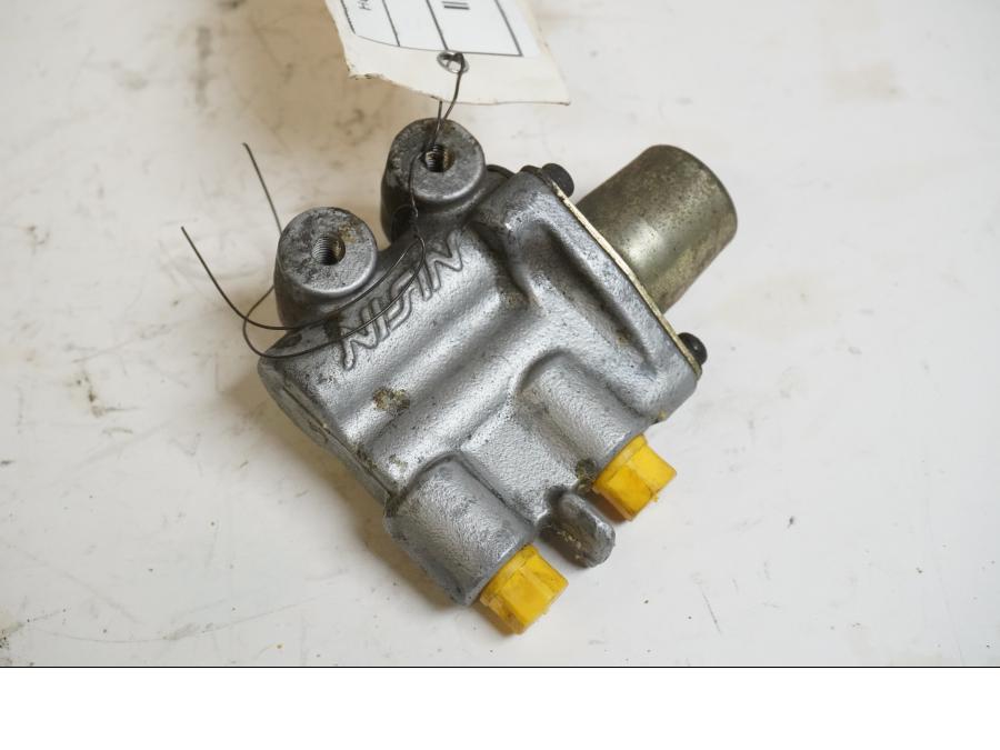 Framsidan på Bromsfördelare från en Honda CBR 1100 XX -1998 motorcykel.