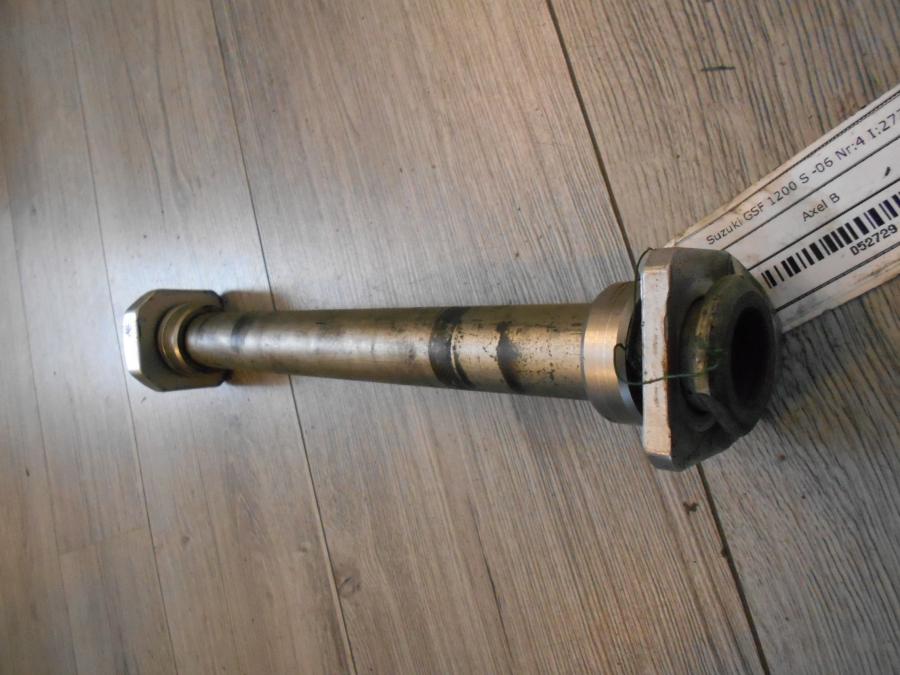 Baksidan på Axel från en Suzuki GSF 1200 -2006 motorcykel.