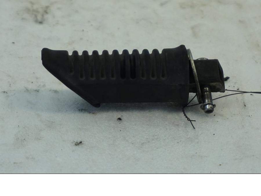 Framsidan på Fotpinne från en Suzuki DL 1000 -2016 motorcykel.