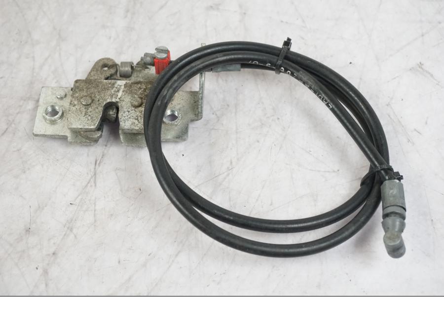 Vänster sida på Sadellåsmekanism från en Buell 1125 R -2008 motorcykel.