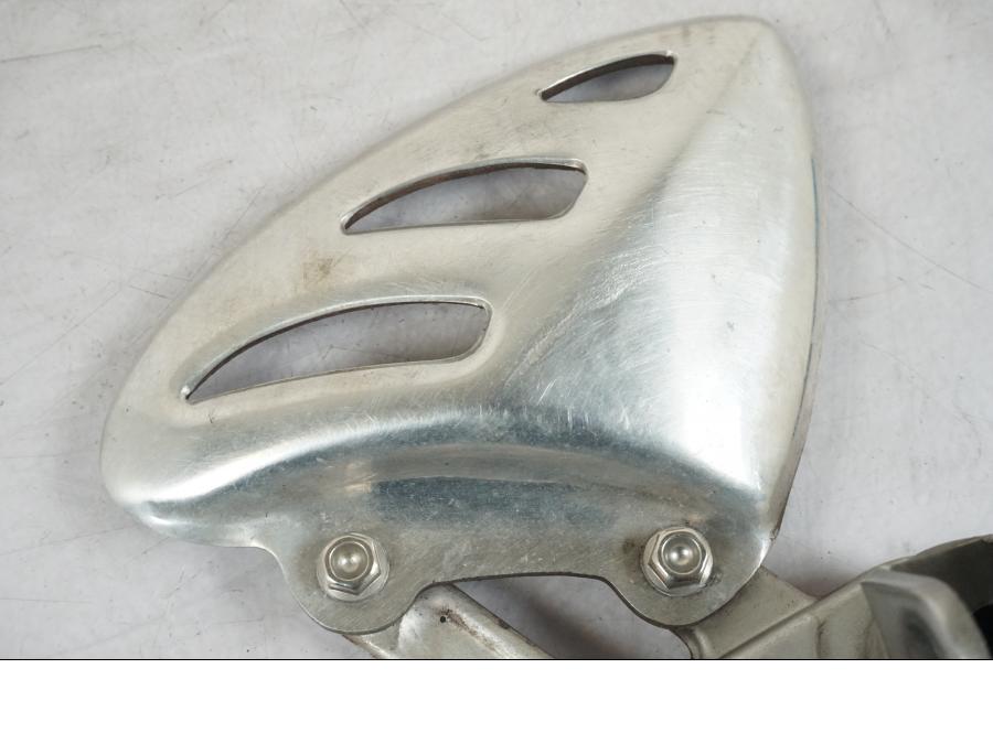 Vänster sida på Fotpinnefäste från en Triumph Daytona 955I -2000 motorcykel.