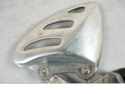 Vänster sida på Fotpinnefäste från en Triumph Daytona 955I -2000 motorcykel.