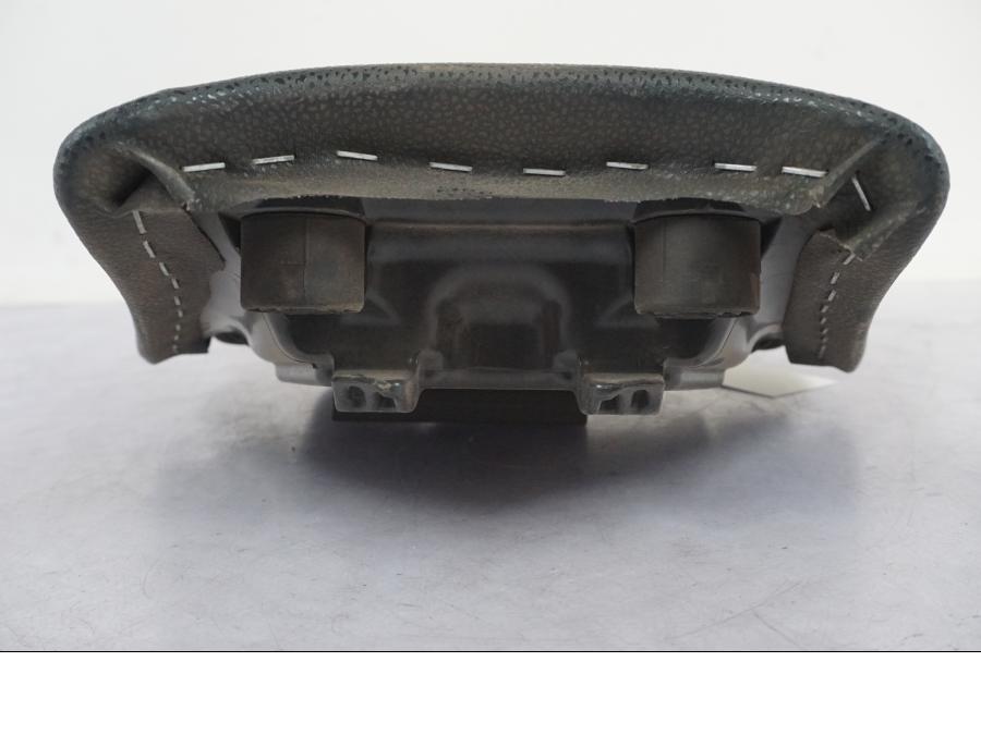 Snett nerifrån på Sadel från en Kawasaki Z 900 -2019 motorcykel.