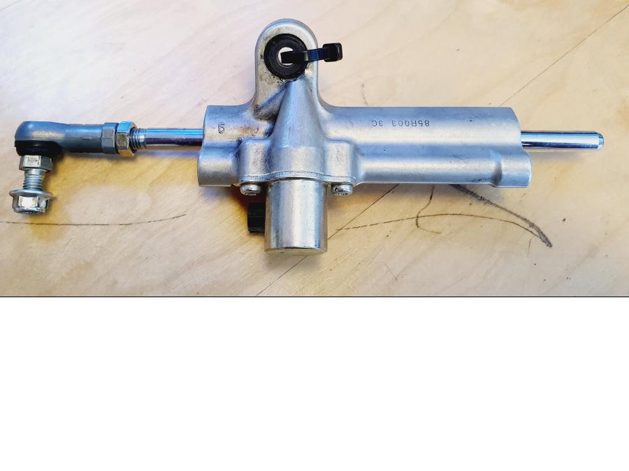 Framsidan på Styrdämpare från en Suzuki GSX-R 750 -2009 motorcykel.