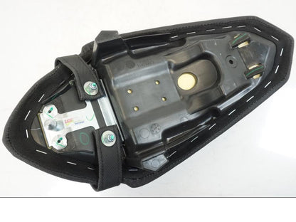 Vänster sida på Sadel från en Kawasaki NINJA 400 -2020 motorcykel.