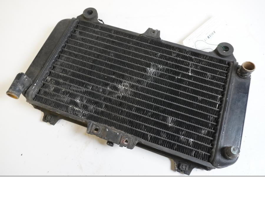 Framsidan på Vattenkyl från en Kawasaki GPZ 600 R -1985 motorcykel.